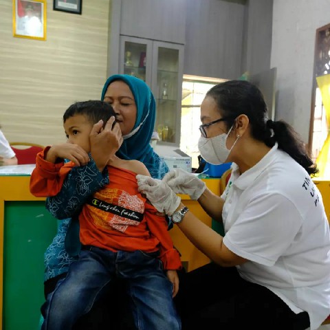 Pelaksanaan Vaksin MR (Measles and Rubella) dalam rangka Bulan Imunisasi Anak Nasional (BIAN) Tahun 2022 di Aula Kantor Kecamatan Medan Selayang (21 Juni 2022).